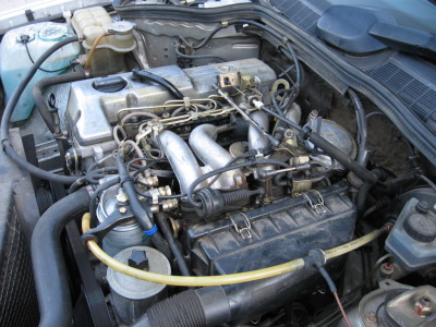 Blick auf den Motor von der Fahrerseite