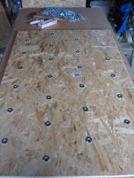 OSB-Platte mit Schlagmuttern - anklicken für größere Version