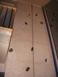 Fertige Wand oberer Bereich mit ein paar Griffen - anklicken für größere Version