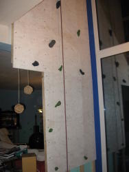 Fertige Wand unterer Bereich mit ein paar Griffen - anklicken für größere Version